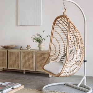 Kave Home Hangstoel 'Ekaterina' Met standaard, Rotan