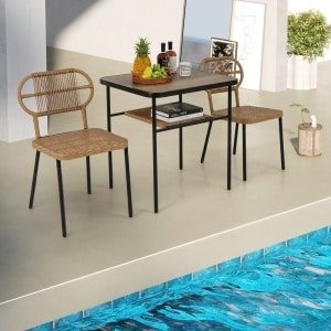 3-Delige Tuinset 2 Stapelbare Rotan Stoelen in Verschillende Maten en Eettafel met Plank Metalen Frame voor Binnen- en Buitengebruik
